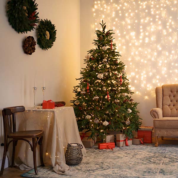 christmas_0001_festive-interior-with-comfortable-sofa-decorated-christmas-tree